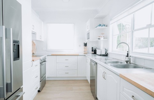Woy Woy House | A waterfront retreat with private jetty and games room (Pet friendly!)