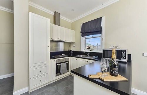 Port Macdonnell House | "A Wave From It All" is a Cosy 3 bedroom 1950's Mt