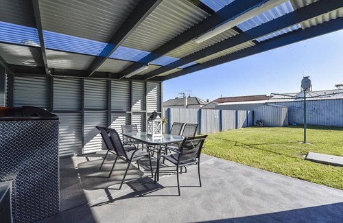 Port Macdonnell House | "A Wave From It All" is a Cosy 3 bedroom 1950's Mt