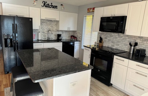 Derby House | A whole house Cozy 2-bedroom in charming Derby with WiFi and AC