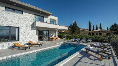 Mravince Villa | A wonderfull poolside villa in Solin