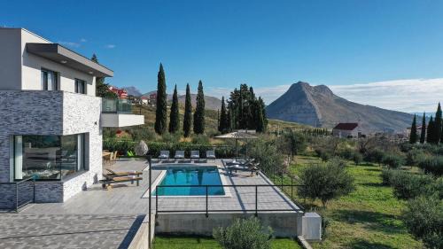 Mravince Villa | A wonderfull poolside villa in Solin