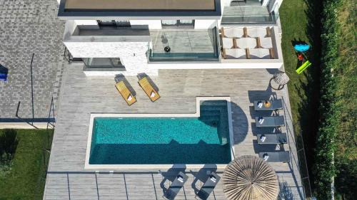 Mravince Villa | A wonderfull poolside villa in Solin