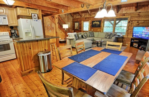 West Jefferson Cabin | A Wooded Escape-Open for Bookings! Hot tub, pool table, Fire Pit, Wi-Fi