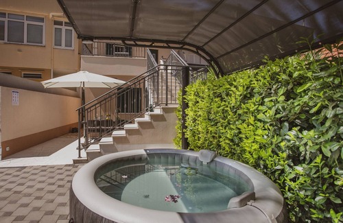 Dugi Rat Apartment | A2 - luxury apt w terrace, gym, jacuzzi & sauna