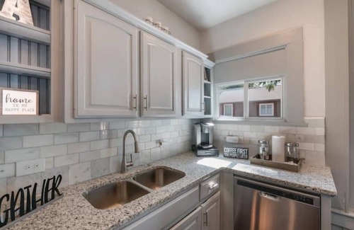Government Hill House | AAV Home Unit A-New!Adorable 2BR Near Fort Sam/Pearl/DT