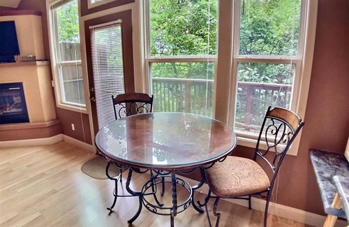 Eureka Springs Apartment | Abbey Chateau Treehouse #10/Oak Crest cottages and treehouses