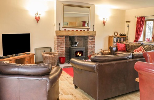 Bishops Castle Cottage | ABBOTT'S RETREAT, pet friendly, with open fire in Bishop's Castle