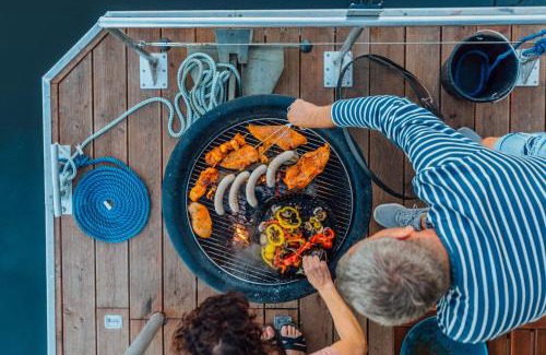 Anklam Boat Rental | Abenteuer Flusslandschaft - Hausboot fest vertäut in Mecklenburg-Vorpommern