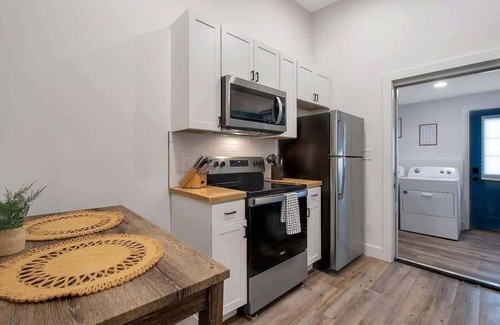 Wichita House | Abode II - Cheerful 1 Bed Duplex