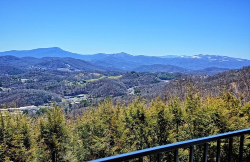 Boone Ski Chalet | Above it All-Open for Bookings! Pool Table, Wi-Fi, AC