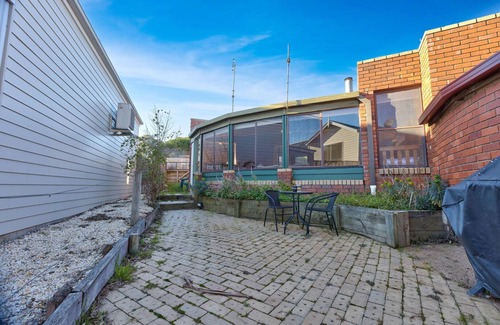 Paynesville House | Above Sunset - Cosy holiday house a short stroll to Sunset Cove beach