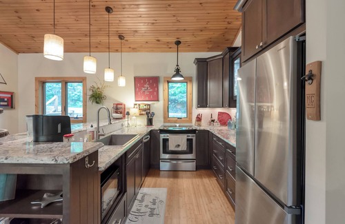 West Jefferson Cottage | Above The New River - Hot Tub + New Listing!