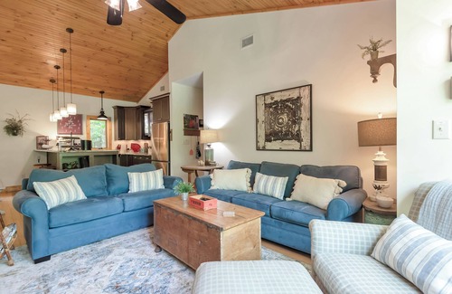 West Jefferson Cottage | Above The New River - Hot Tub + New Listing!