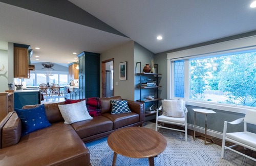 Livingston House | Absaroka Sunrise - Luxury In-Town location | Million $ Views | Pool & Hot Tub