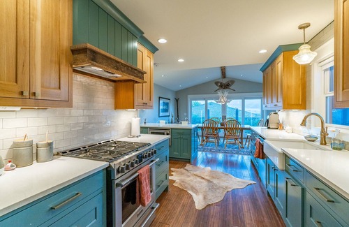 Livingston House | Absaroka Sunrise - Luxury In-Town location | Million $ Views | Pool & Hot Tub