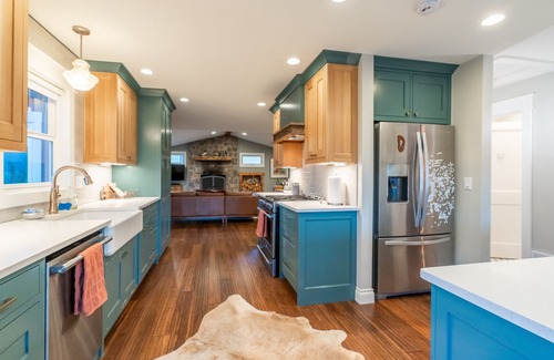 Livingston House | Absaroka Sunrise - Luxury In-Town location | Million $ Views | Pool & Hot Tub