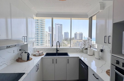 Main Beach Apartment | Absolute Beachfront Luxury | Heated Pool + 75" TV