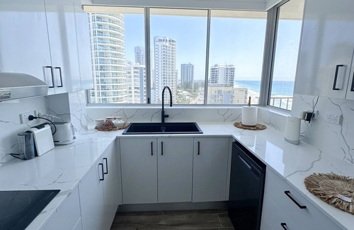 Main Beach Apartment | Absolute Beachfront Luxury | Heated Pool + 75" TV