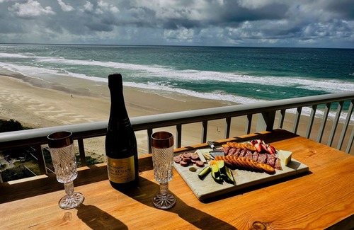 Main Beach Apartment | Absolute Beachfront Luxury | Heated Pool + 75" TV