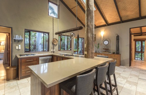 Newell House | ABSOLUTE BEACHFRONT- Bala Beach House on Newell Beach