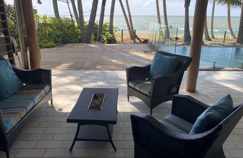 Newell House | ABSOLUTE BEACHFRONT- Bala Beach House on Newell Beach