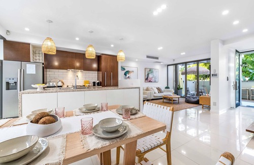Surfers Paradise Villa | Absolute By Khove Sum