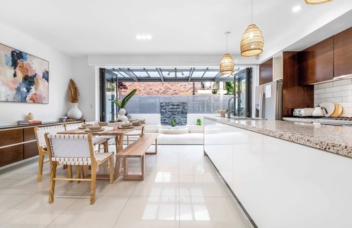 Surfers Paradise Villa | Absolute By Khove Sum