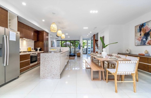 Surfers Paradise Villa | Absolute By Khove Sum