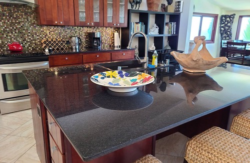 Hilo House | Absolute Oceanfront in Hilo! Read our Reviews!