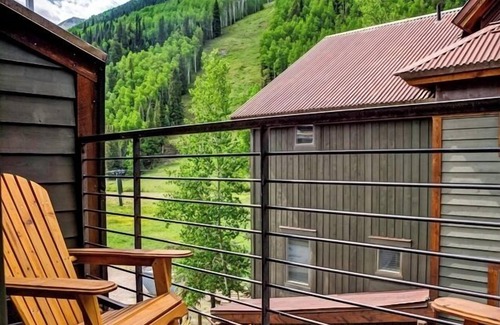 Telluride House | ABSOLUTE SKI-IN/OUT IN TOWN! GREAT VIEWS! HOT TUB! PRIVATE GARAGE! 2 BED + LOFT!