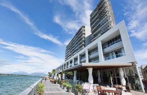 Cairns Central Business District Apartment | Absolute Waterfront Apartment