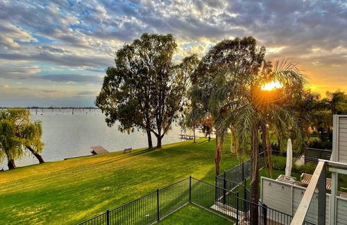 Yarrawonga House | Absolute waterfront modern 4 bedroom property in Woodlands area of Yarrawonga