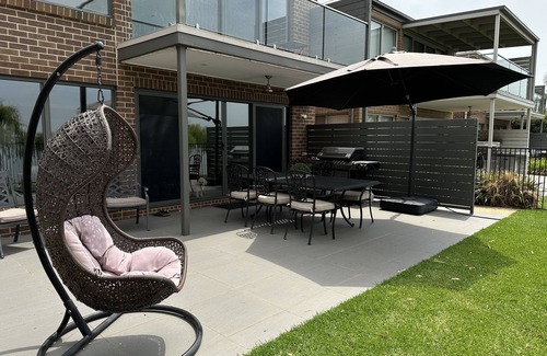 Yarrawonga House | Absolute waterfront modern 4 bedroom property in Woodlands area of Yarrawonga