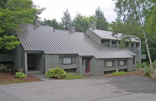 Lincoln House | AC/FP, deck, swim club, near Loon, ski shuttle. V35MN by LRS