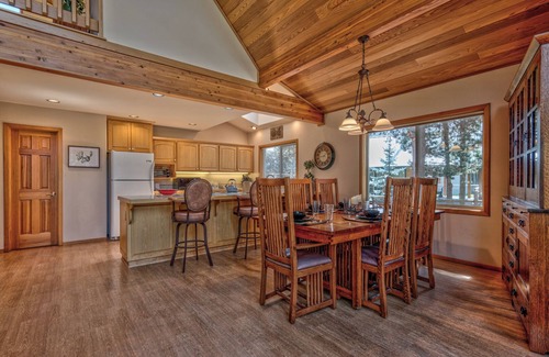 Oregon Water Wonderland Cabin | Access the Big Deschutes River right from the back yard of this amazing home!