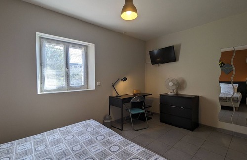 Neuvy-Saint-Sepulchre Bed & Breakfast | Accessible Ground-Floor Room with Private Bath and Shared Amenities in Contemporary House