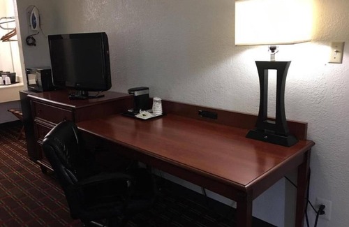 Pennington Bend House | Accessible Deluxe 2 Double beds