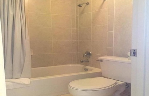 Pennington Bend House | Accessible Deluxe 2 Double beds