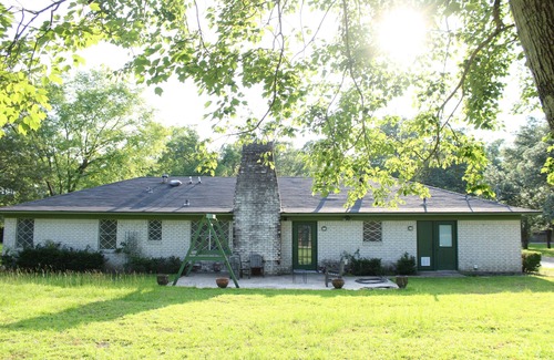 Ruston House | Accessible, family home near downtown Ruston, LA Tech, and the ballpark!