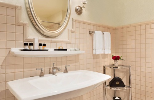 Downtown Wilmington Hotel | Accessible King Room with Roll-in Shower -Perfect Wilmington Location -Free Wifi