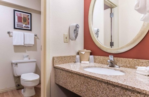 SeaTac Hotel | Accessible Lodging Near the Airport! Just a Short drive to Downtown!