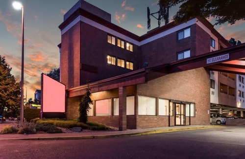 SeaTac Hotel | Accessible Lodging Near the Airport! Just a Short drive to Downtown!