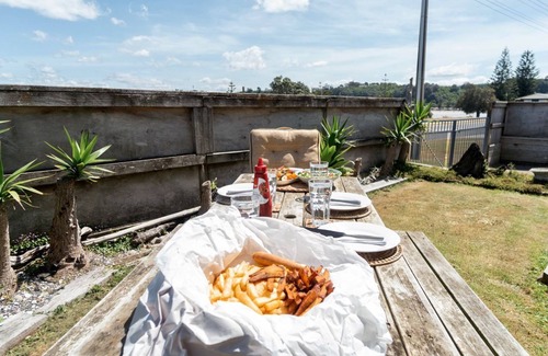 Pukehina House | ACCOMMODATE 19 - OCEAN FRONT.