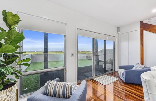 Port Macdonnell House | Ace Bayview Beachfront apartment is located in the heart of Port Mac Donnell.