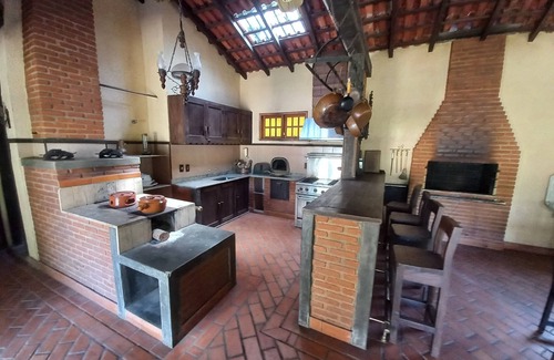 Piedade House | Acomodações Aconchegantes, Salão Gourmet, Piscina, Muito Verde e Tranquilidade