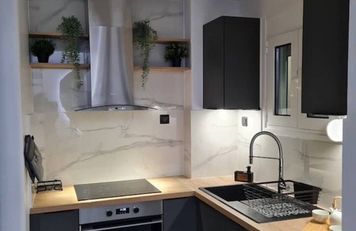 Makrigianni Apartment | Acropolis Lux 2 Bedroom Apt,CBD, H/TUB, fast Wifi-1min from Museum&Metro station