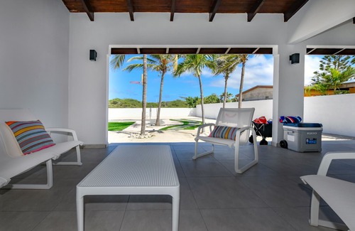 Pos Chiquito Villa | Across the Beach w Massive Backyard Beach Tennis