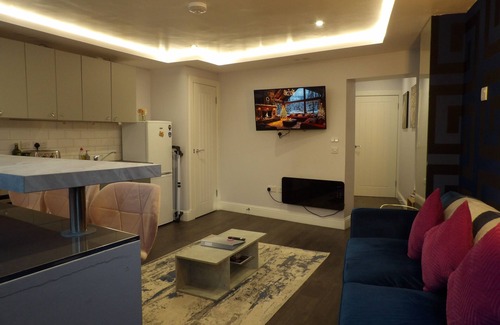 Leith Apartment | Adjoining 1 bedroom apartment Leith Tram Station