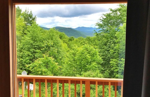 Corinth Cabin | ADK Log Cabin - For The Nature & Wine Lover. Close to LRH Winery, LG & Saratoga.